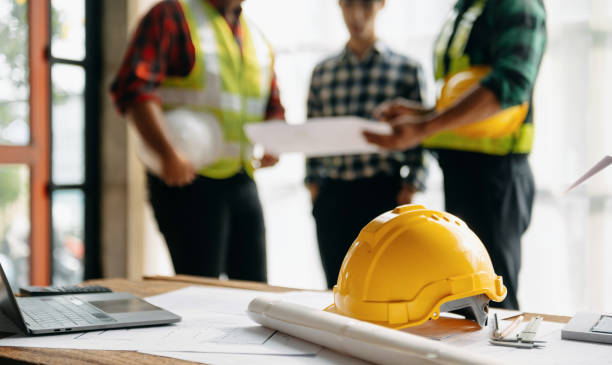 Kỹ sư MLC trao đổi tại công trường xây dựng